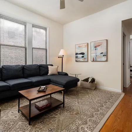 Ukrainian Village 2Br Modern Apartment D2